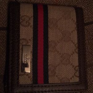 Gucci wallet selling Bc I bought a better one